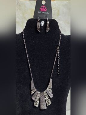 paparazzi Silver Textured Filigree Fan Necklace and Drop Earrings